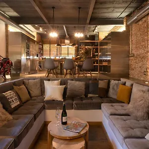 Petit Luxe Loft Apartment